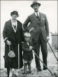 prince-philip-with-parents-ca-1923