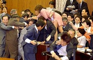taiwan-parliament-fight